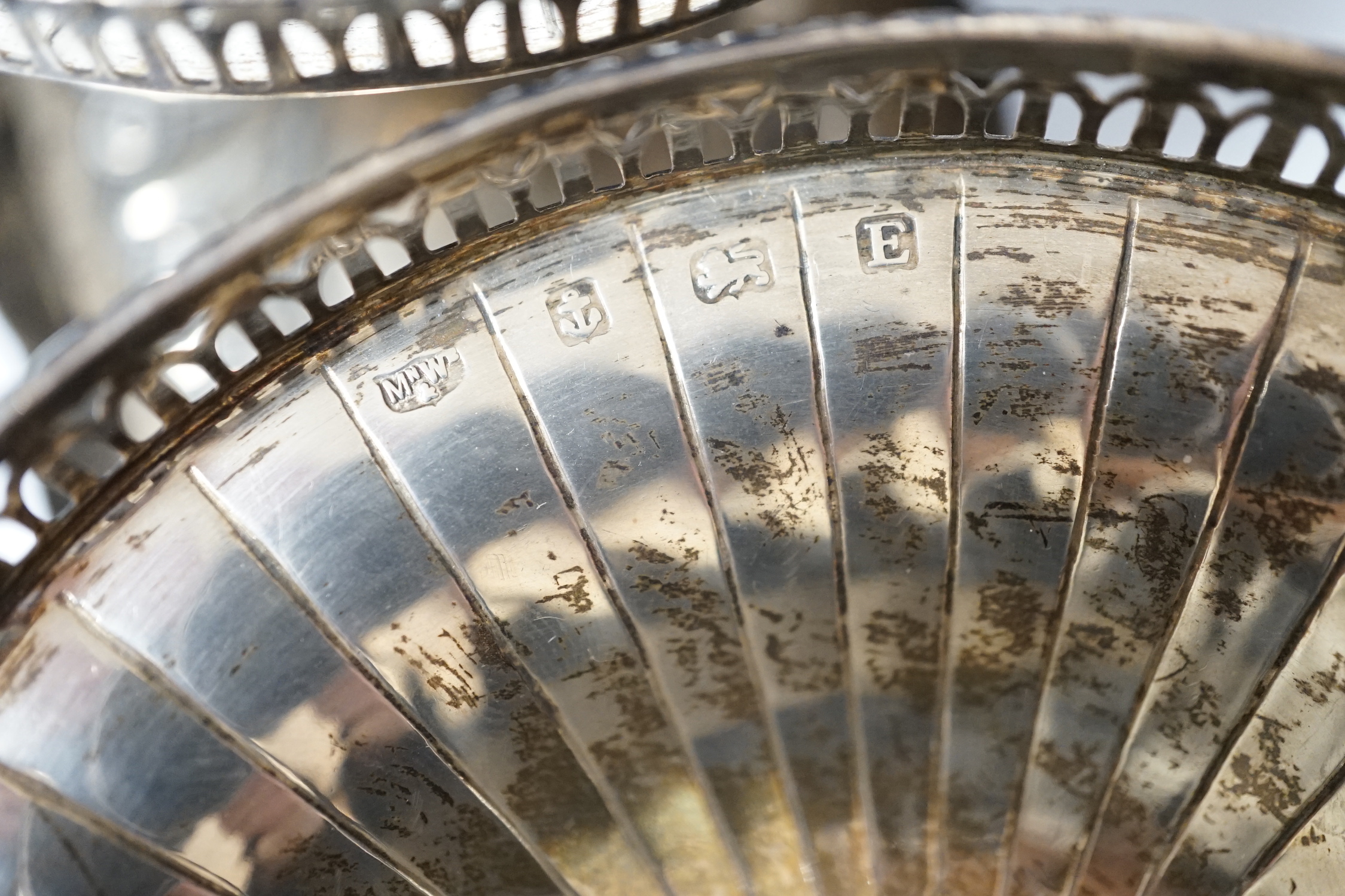 A pair of George V pierced silver bon bon dishes, Mappin & Webb, Birmingham, 1929, diameter 11cm and a silver pen tray.